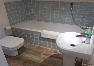 Lyndene B & B, Ensuite Bathroom 2